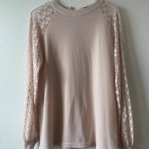 Blush top with lace sleeves - Picture 5 of 6